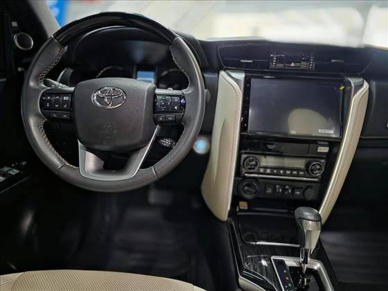 TOYOTA HILUX SW4 2.8 D-4D TURBO DIESEL DIAMOND 7L 4X4 AUTOMÁTICO